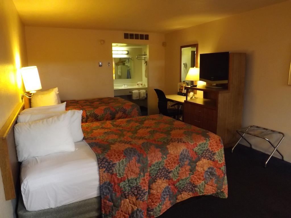 Ramada By Wyndham Sterling Hotel Room photo